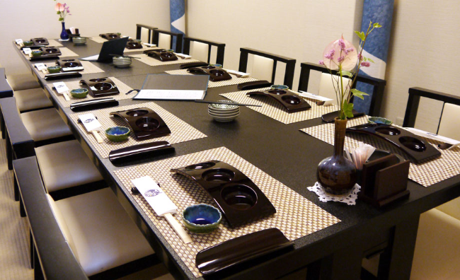 写真：日本料理のお店のテーブルや椅子